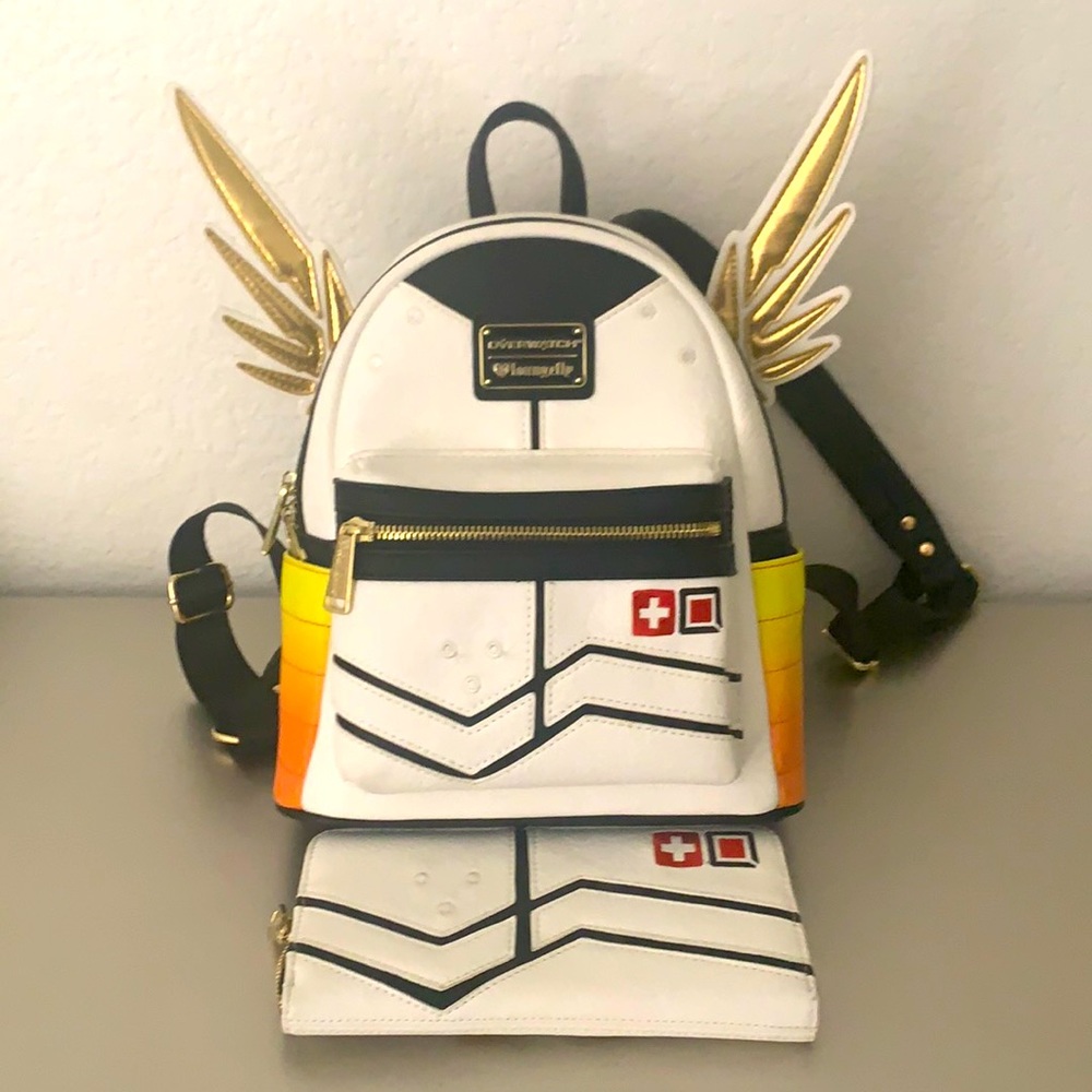 Overwatch backpack and matching wallet. No signs of wear. Excellent condition!